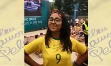 Jornalista tem camisa da seleção com autógrafo de Pelé furtada e consegue nova dedicatória 1 ano depois