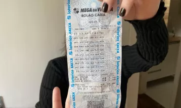Jovem de Curitiba faz quina e quadra no mesmo bolão da Mega da Virada e brinca sobre não levar prêmio máximo: 'Ia ficar muito preocupada'