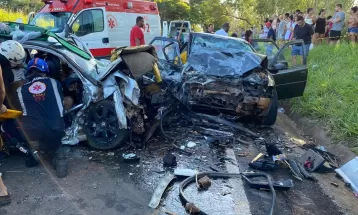 Duas pessoas morrem e sete ficam gravemente feridas em acidente com dois carros na PR-182, em Loanda, diz PRE
