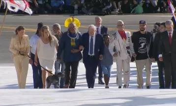 Cozinheira paranaense que entregou faixa para Lula fazia pão para presidente durante vigília em Curitiba