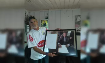 Santista que mora no Paraná faz moldura de autógrafo com dedicatória de Pelé: 'Uma relíquia para mim'