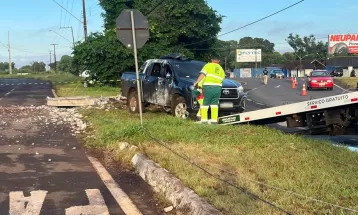 Menina de 10 anos morre, e outra criança fica ferida após caminhonete bater contra poste na BR-277, em Foz do Iguaçu