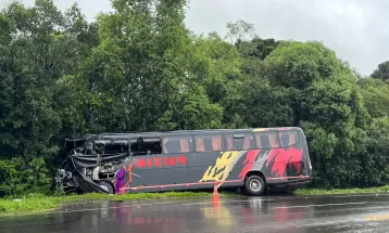 Idosa morre em batida entre caminhão e ônibus com cerca de 30 passageiros no Paraná