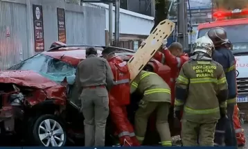 Carro acerta ônibus com dezenas de passageiros, em Curitiba; motorista ficou preso às ferragens