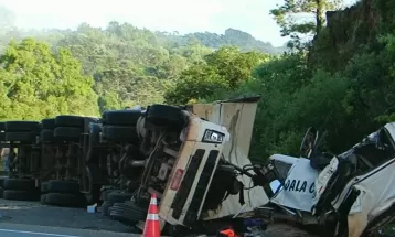 Homem morre, e duas crianças ficam feridas após caminhão tombar na BR-277, em Guarapuava