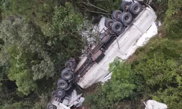 Duas pessoas morrem após caminhão cair de ponte ao bater com colheitadeira na PR-151; maquinário não podia trafegar no local, diz PRE