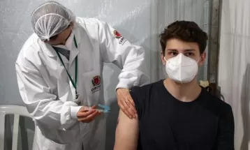 Curitiba convoca nascidos entre 1999 e 2001 para a quarta dose da vacina contra a Covid-19; veja cronograma