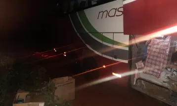 Assaltantes atiram contra ônibus com 43 pessoas e agridem passageiros durante assalto, em Floresta