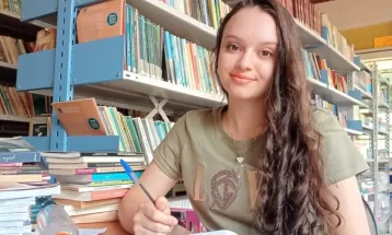 Filha de cafeicultores e aluna de escola pública, adolescente ganha bolsa integral para fazer curso superior: 'Não acreditei'
