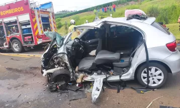 Carro invade pista contrária e bate em outra veículo na PR-445 em Londrina; uma pessoa morreu
