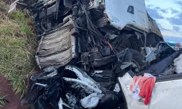 Duas pessoas morrem após carro ser atingido na traseira por outro, invadir pista contrária e bater de frente com carreta, em Cascavel  