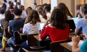 Universidade oferece bolsas de estudos para jovens da Vila Torres; veja como se inscrever 