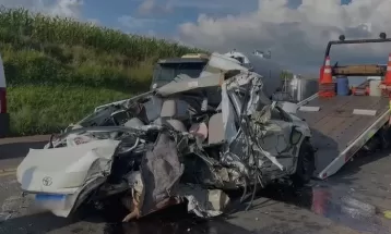 Duas crianças e três adultos ficam feridos em acidente entre carro e 2 caminhões na BR-277, em Guarapuava