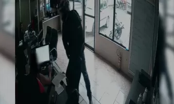 Funcionária é presa suspeita de ajudar bandidos em assalto a empresa de Guarapuava; câmera registrou mulher abrindo portão