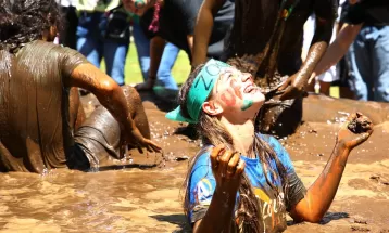 FOTOS: aprovados na UFPR comemoram entrada na universidade com banho de lama
