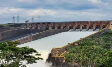 VÍDEO: Comportas do vertedouro de Itaipu Binacional são abertas; visitas turísticas ocorrem normalmente 