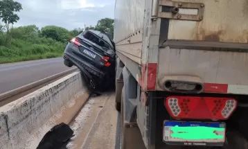 Engavetamento envolvendo 9 veículos é registrado na BR-163, em Lindoeste; FOTOS 