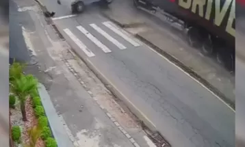 VÍDEO: Motorista é ejetado e sai andando após carro ser atingido por caminhão que cruzou Curitiba batendo em vários veículos