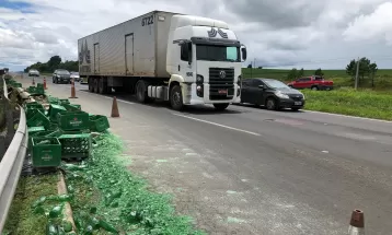 VÍDEO: Caminhão que bateu em mais de 10 veículos em Curitiba derrubou garrafas de cerveja na BR-376