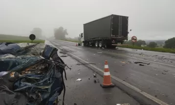 Homem morre em batida frontal entre carro e caminhão na PR-092, em Arapoti