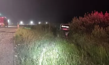 Ônibus de turismo bate de frente com caminhonete e colide contra árvore na BR-277; motorista morreu
