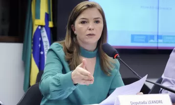 Quatro dias após nomear homem como interino da Secretaria da Mulher, Ratinho Junior confirma deputada federal para comando da pasta