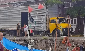 Motorista é preso após caminhão bater contra carros estacionados em Guaratuba; esposa e filho estavam no baú do veículo
