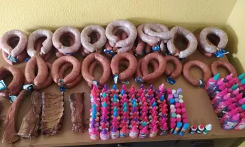Homem é preso por furtar mais de 40 linguiças, costela defumada e 130 tubos de cola líquida no Paraná, diz PM