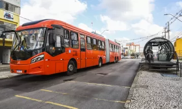 Estações-tubo são desativadas no bairro Água Verde para implantação do eixo Sul do Ligeirão; entenda