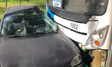 Ônibus do transporte coletivo se  envolve em acidente, em Cascavel 