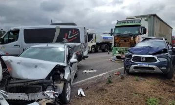 Engavetamento envolvendo sete carros e uma carreta deixa dois feridos no Contorno Sul, em Curitiba