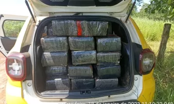 Mulher que transportava mais de 700 kg de maconha é assaltada, chama a polícia e é presa, em Campo Mourão