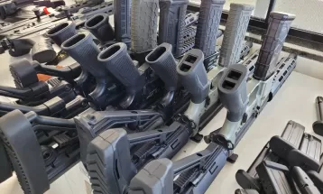 Polícia apreende 161 armas entre fuzis, pistolas e espingardas; a carga estava escondida em fundo falso de dois caminhões