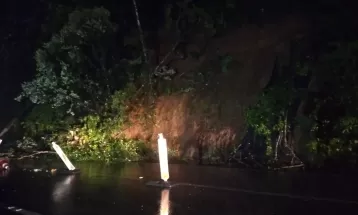 Trecho da BR-376 volta a ser interditado entre Paraná e Santa Catarina após novo deslizamento em Guaratuba