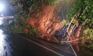 Trecho da BR-376 onde houve deslizamento volta a ser interditado entre Paraná e Santa Catarina após nova queda de barreira