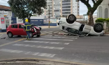 Motorista foge do local após carro capotar em acidente entre 2 veículos em Ponta Grossa, dizem bombeiros