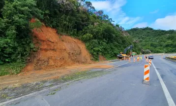 BR-376 é parcialmente liberada em Guaratuba após 11 h de bloqueio por causa de novo deslizamento de terra