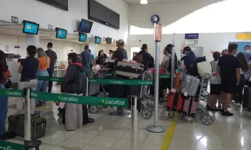 Buraco em pista em pista no aeroporto de Londrina causa atrasos e cancelamento de voos
