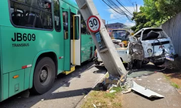 Ônibus do transporte coletivo de Curitiba sofre acidente após discussão entre motorista e passageiro