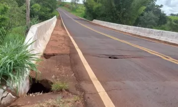 Rodovia PR-587 é interditada em meia pista após buraco surgir na cabeceira de ponte