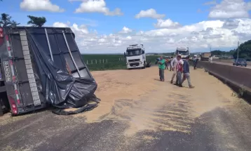 Idoso morre e duas pessoas ficam feridos após carro na contramão bater em carreta carregada com soja 