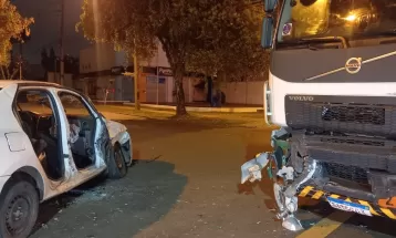 Duas pessoas ficam feridas em acidente entre carro e caminhão em Curitiba