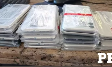 Mulher é presa em flagrante com 22 celulares escondidos em cinta abdominal durante abordagem na BR-277, diz PRF