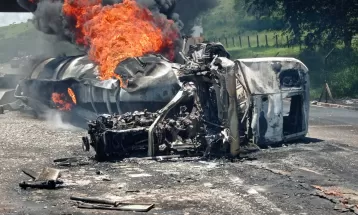 Caminhão tanque carregado com diesel bate em praça de pedágio desativada e pega fogo na BR-277; motorista morreu