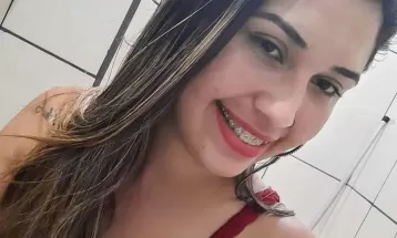 Jovem em motocicleta morre uma quadra antes de chegar em casa após ser atingida por carro em alta velocidade; VÍDEO