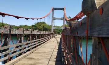 Ponte pênsil sobre o Rio Paranapanema destruída há mais de 2 anos por incêndio começa a ser reformada