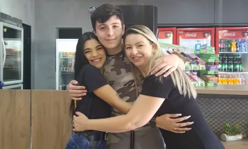 Mulher que fez pedido especial para criança autista encontra com atendente que mandou pizza sem recheio: 'A importância de amar o próximo'