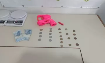 Homem usa arma de brinquedo rosa para assaltar ônibus, rouba moto e se acidenta durante fuga, diz PM