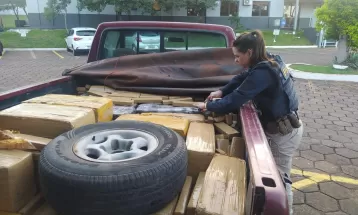 Suspeito é preso após PRF localizar mais de 700 quilos de maconha na carroceria de caminhonete roubada