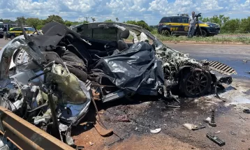 Duas pessoas morrem após carro invadir pista contrária e colidir frontalmente com carreta
na BR-277, em Foz do Iguaçu